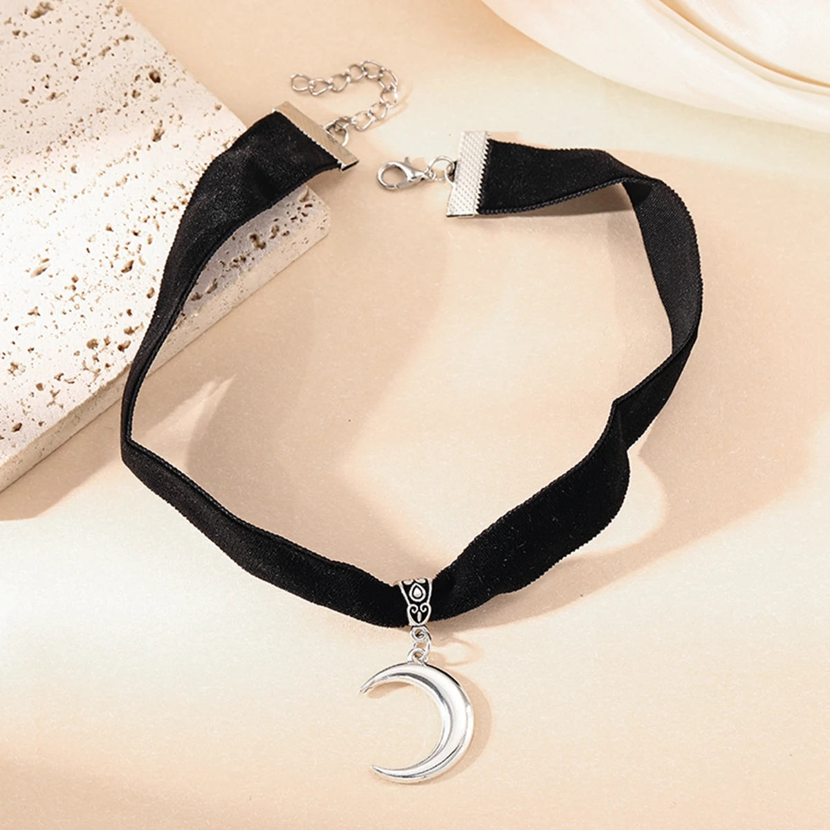 Gothic Vampire Cameo Pendant Choker Velvet Necklace for Women Fashion Pagan Witchcraft Jewelry Girls Gifts Creative Punk Choker